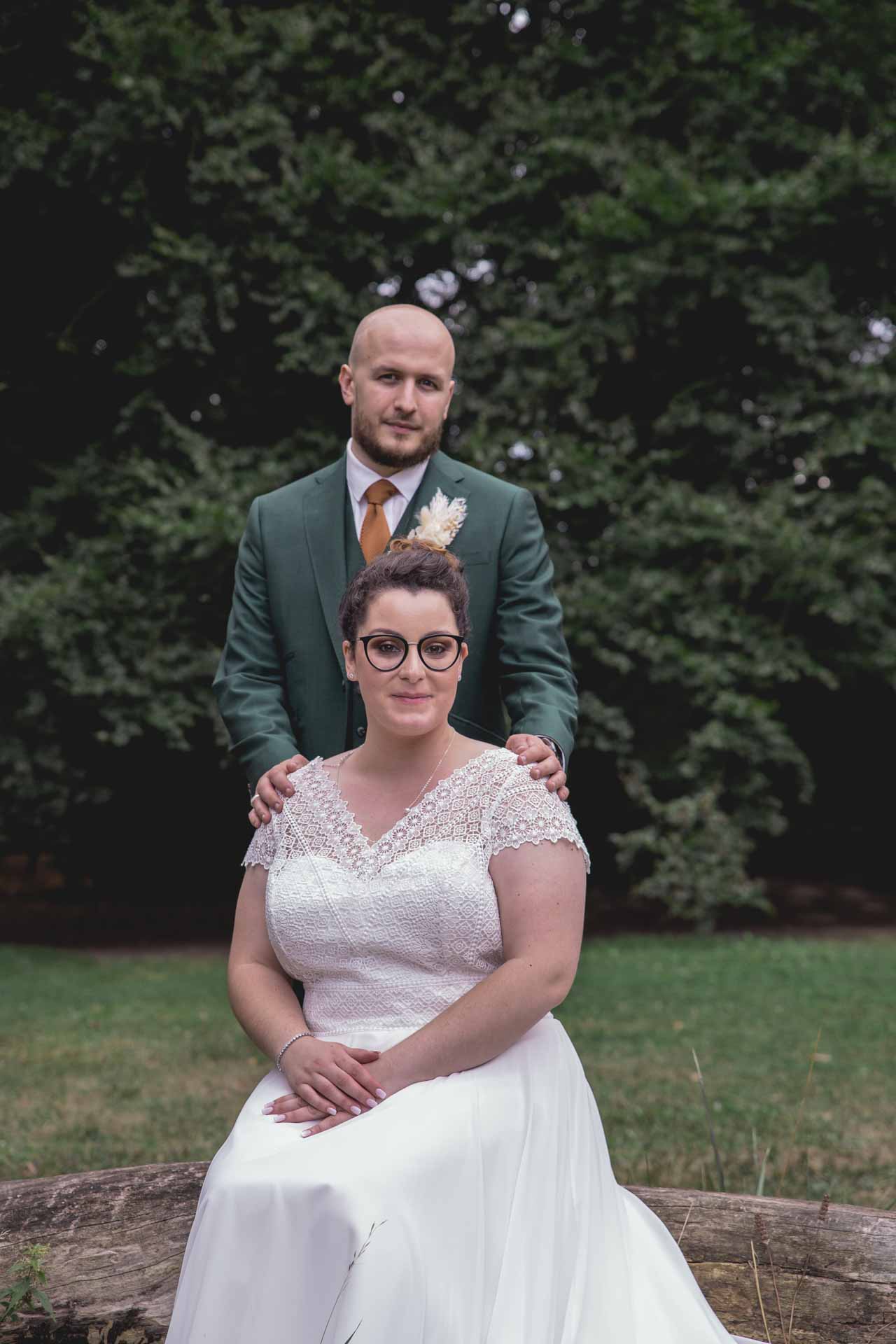 Photos de couple mariés dans un parc - Manon et Gaëtan 2022 - Photographe Mariage Normandie
