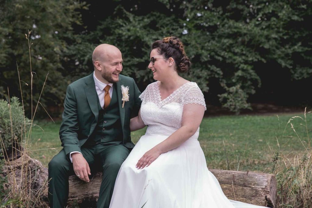 Photos couple marié dans un parc - Manon et Gaëtan 2022 - Photographe Mariage Normandie