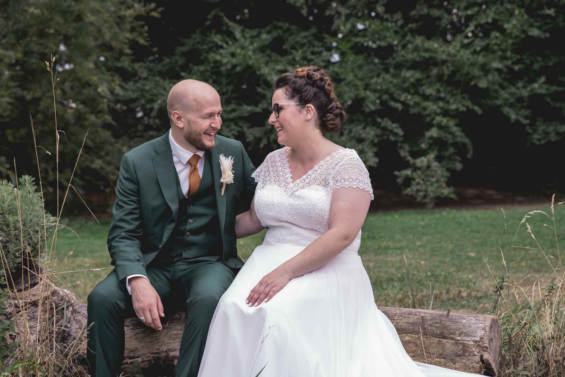 Photos couple marié dans un parc - Manon et Gaëtan 2022 - Photographe Mariage Normandie