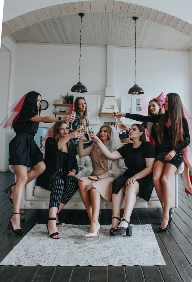 photo libre de droit groupe de filles qui trinquent